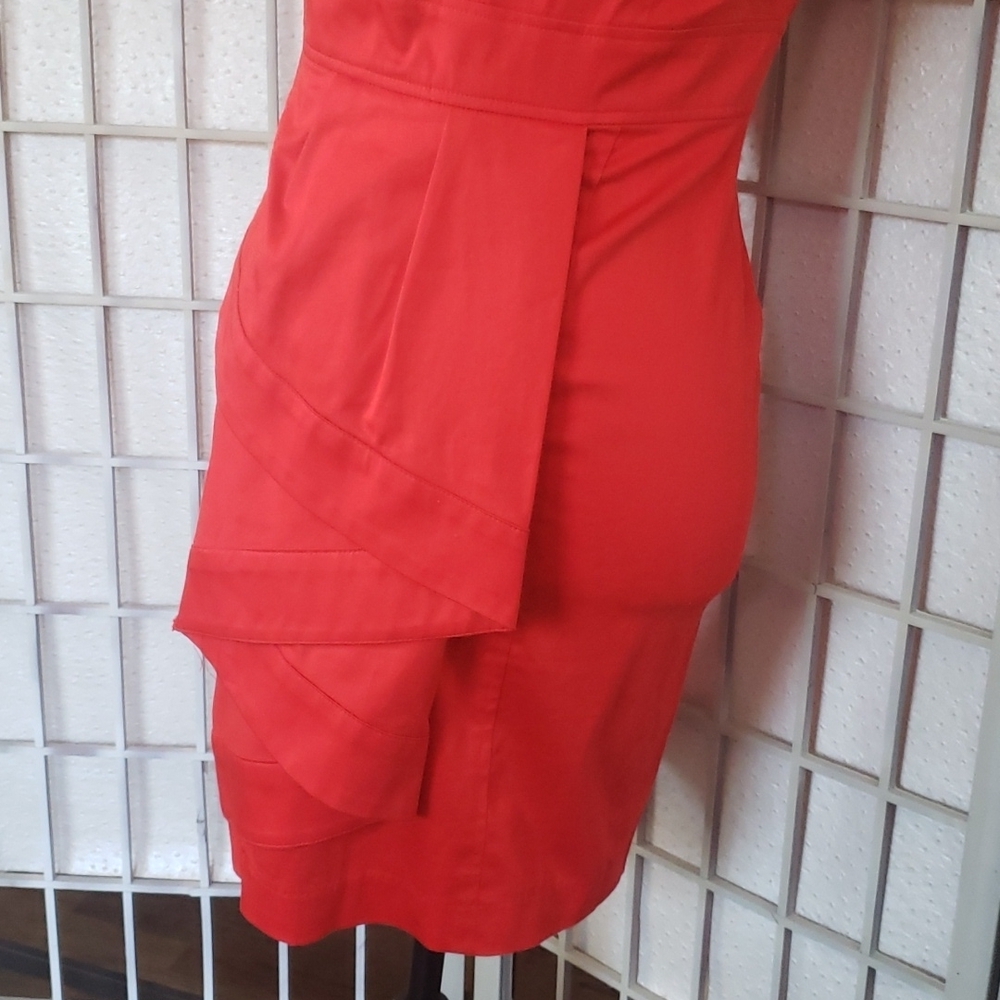 Calvin Klein New Bodycon Red Dress With Front Waterfall Ruffle Détail Size 0P - Picture 3 of 6
